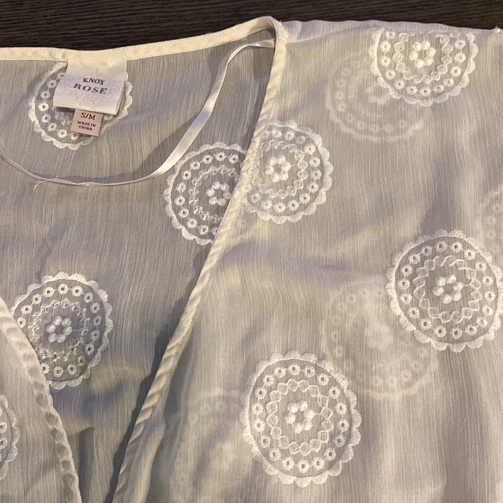Knox Rose sheer cream kimono. Size S/M. Cute flower pattern. Off-white. - Picture 6 of 16